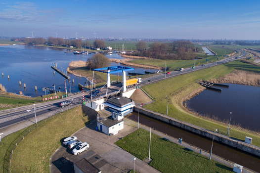 Overzicht schutsluis, met rechts de uitwateringssluis.